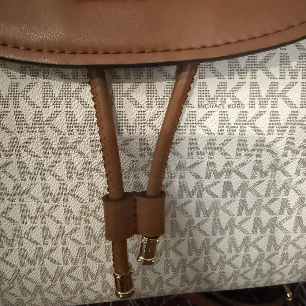 Michael Kors Tan and Cream Signature Backpack- ALMOST New.. Tag still attached! - Picture 5 of 13